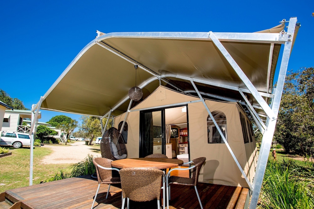 Deluxe Beach Tent - Sleeps 4 photo 1