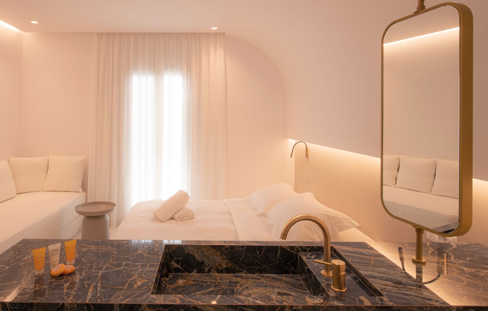 White Suite photo 1