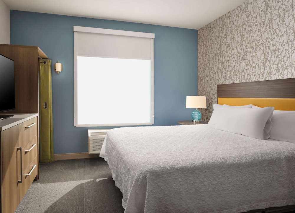 Suite, 1 King Bed, Accessible, Bathtub - Photo 2