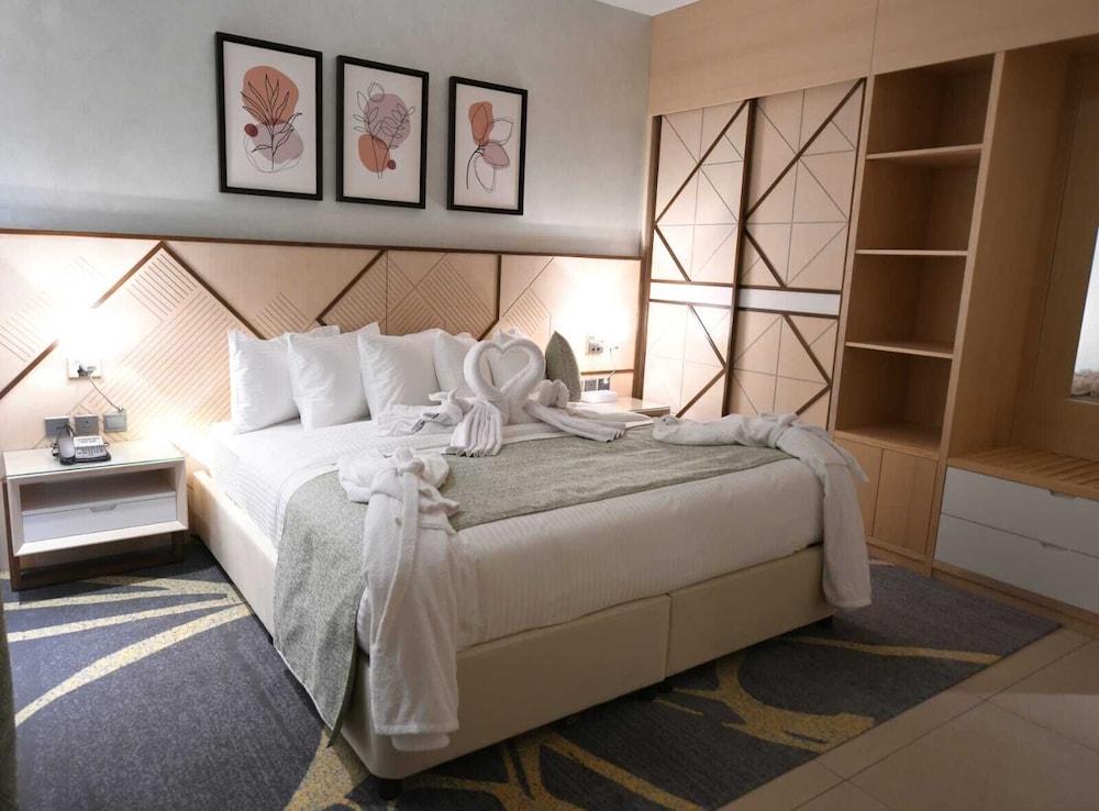Executive Suite, City View - Photo 1