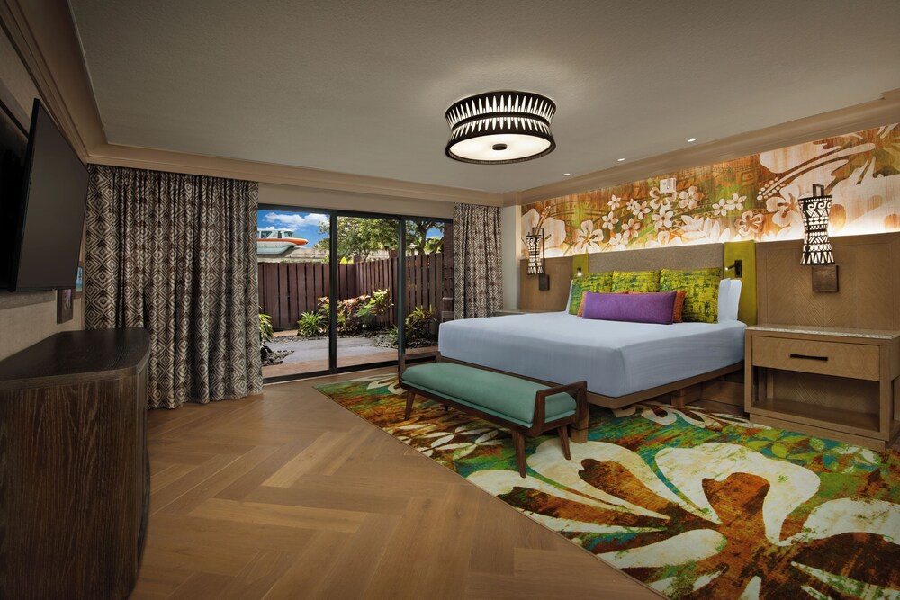 Ambassador Vice Presidential Suite. Hearing accessible - visual alarms and notifications. 1 king bed photo 3
