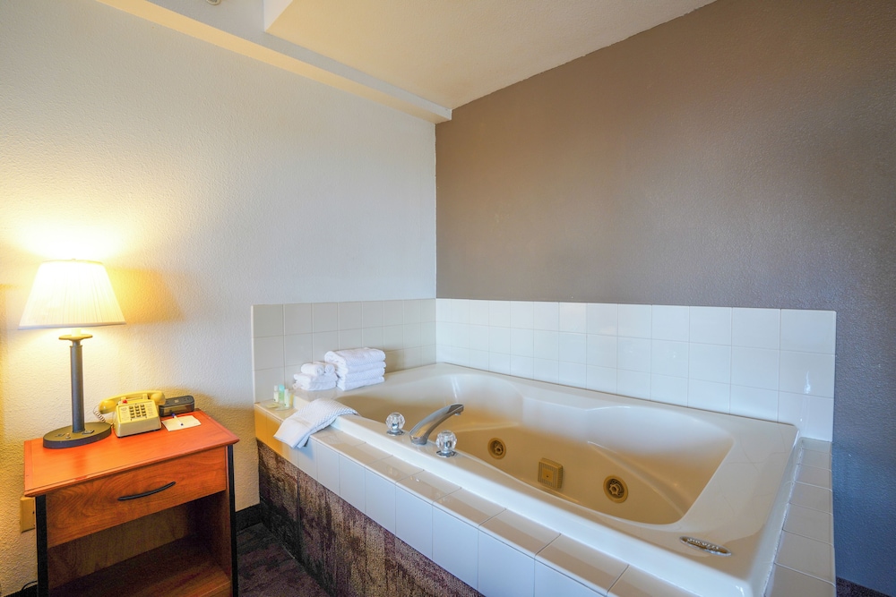 Signature Room, 1 King Bed, Non Smoking, Hot Tub photo 2