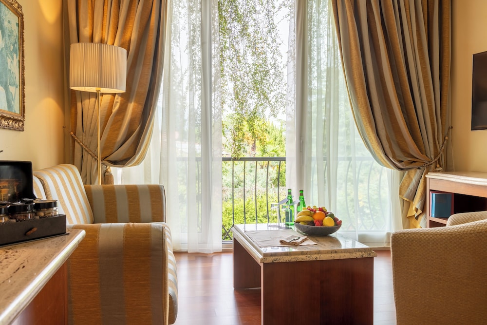 Signature Lake Suite with Balcony (Single) photo 3