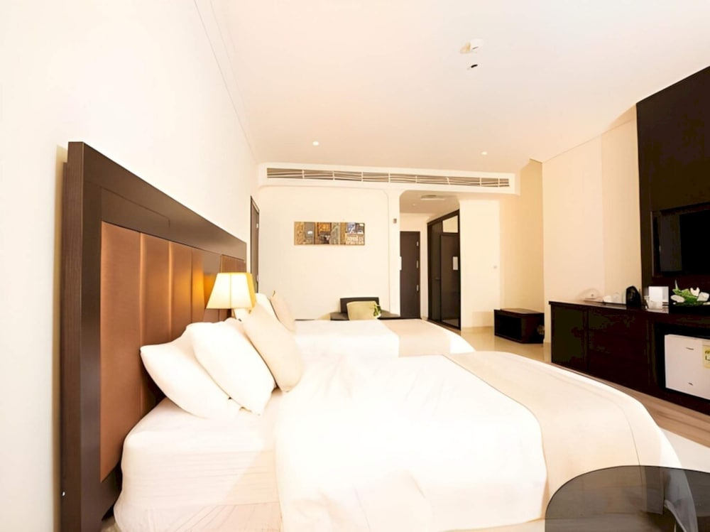 Deluxe Room, 1 King Bed photo 3