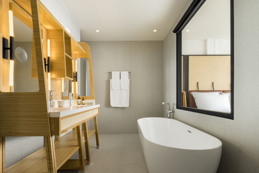 Premier Suite, 1 King Bed, Terrace (Hot-Tub) - Photo 3