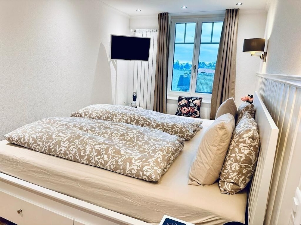 Doppelzimmer Classique - seitliche Seesicht, öffentlicher Balkon
