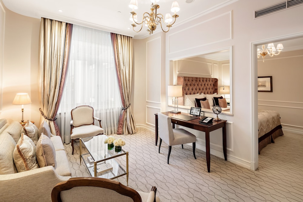 Junior Suite, 1 King Bed, Garden View (Combined living and sleeping area) photo 1