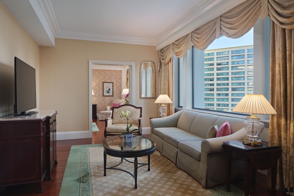 Club Suite, 1 King Bed, Garden View photo 3