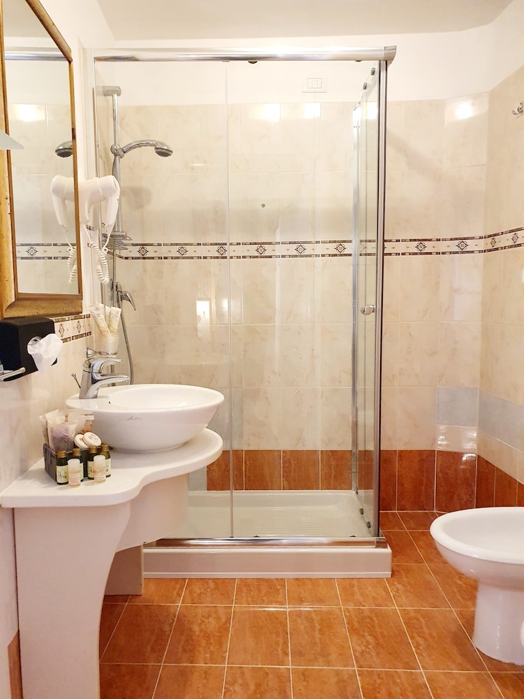 Classic Quadruple Room, Canal View photo 3
