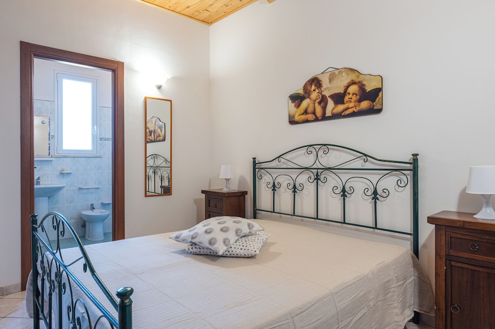 Room (MARINA SERRA) photo 1