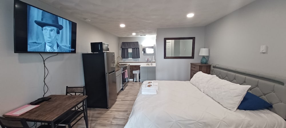 Economy Room, 1 King Bed photo 1
