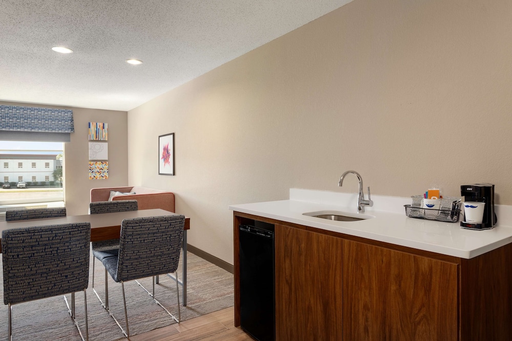 Suite, 1 King Bed, Non Smoking - Photo 3
