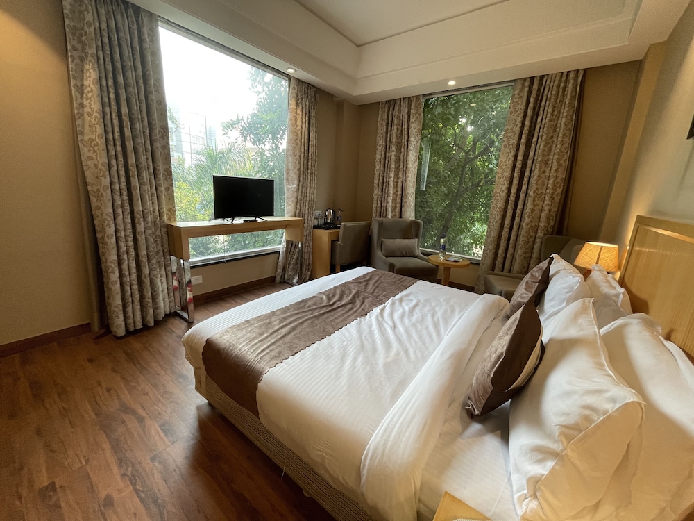 Suite with City View - Photo 15