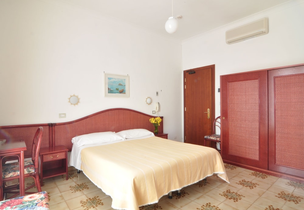 Classic Triple Room - Photo 3