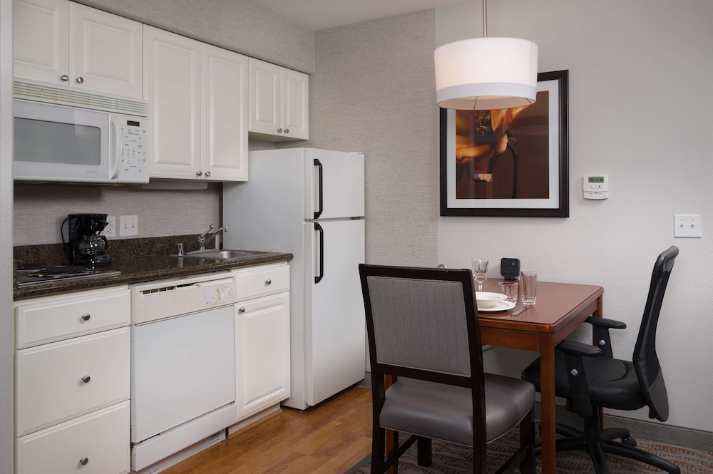 1 Bedroom King Suite with Balcony photo 3