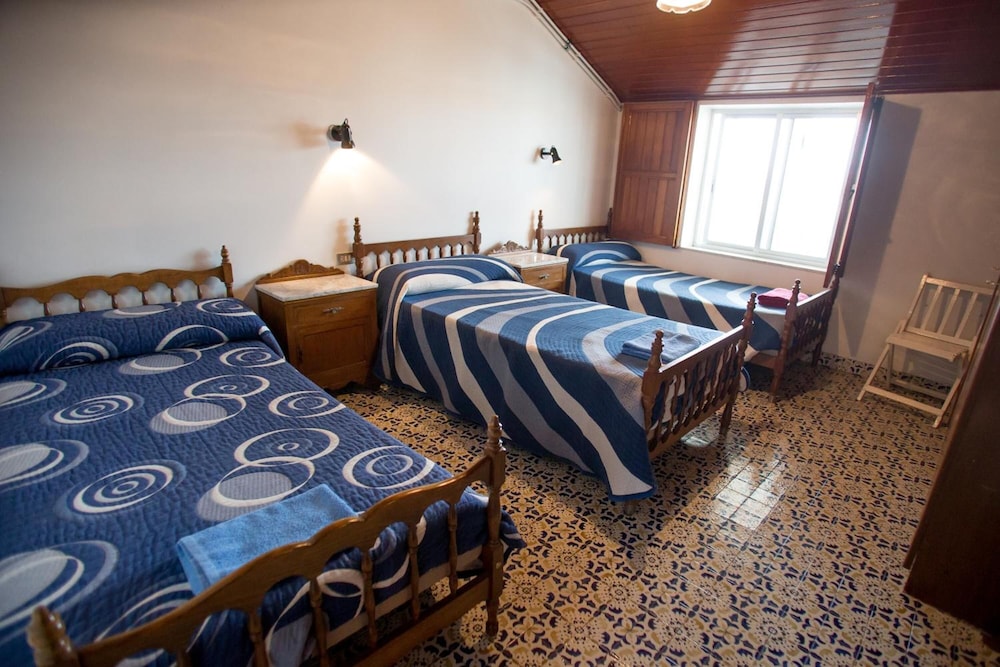 Dormitorio compartido, Dormitorio mixto, Baño compartido (1 cama en una habitación de dormitorio de 3 camas)