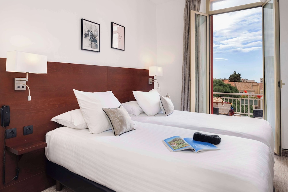 Deluxe Room, 1 Queen Bed, Non Smoking, Sea View - Photo 1