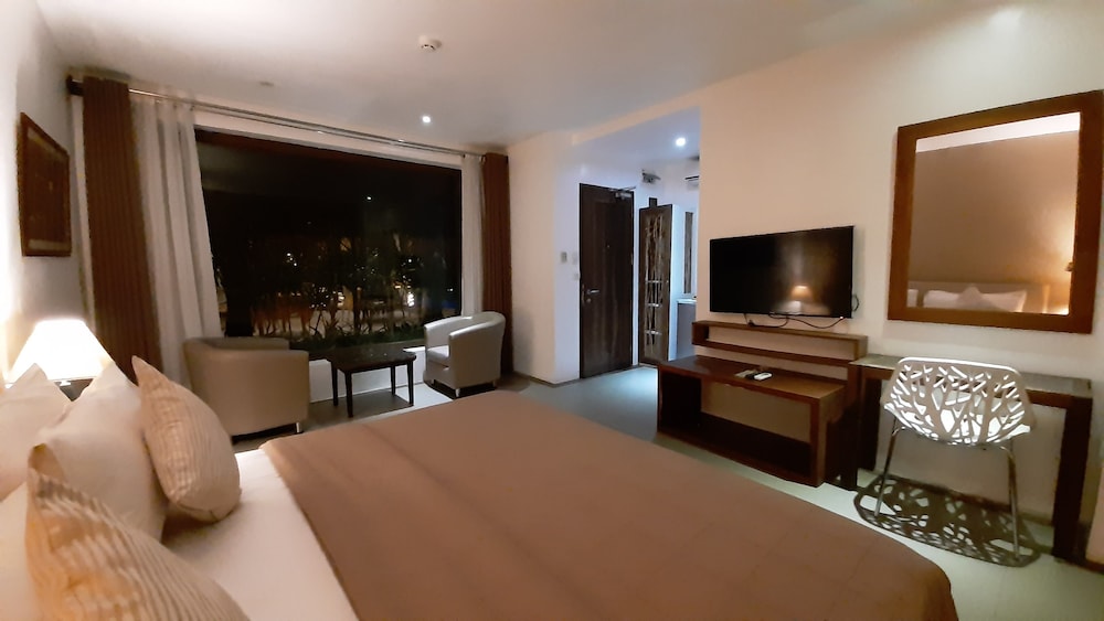 Deluxe King Room photo 2