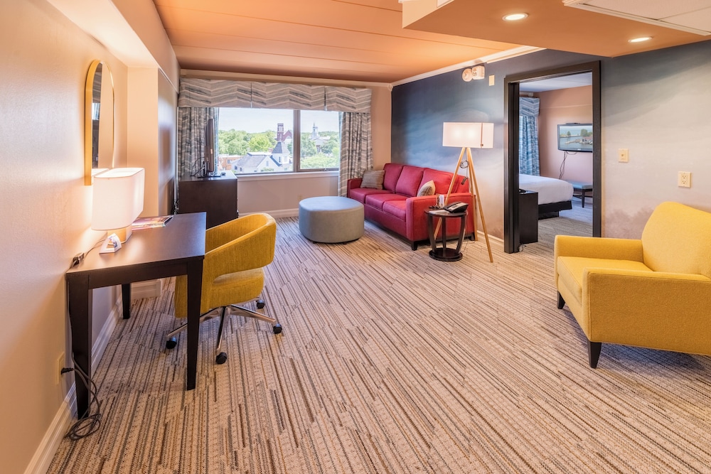 Standard Suite, 1 Queen Bed with Sofa bed, Accessible, City View photo 2