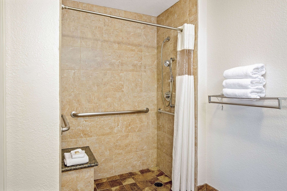 Room, 1 Queen Bed, Accessible, Non Smoking (Mobility Accessible) - Photo 4