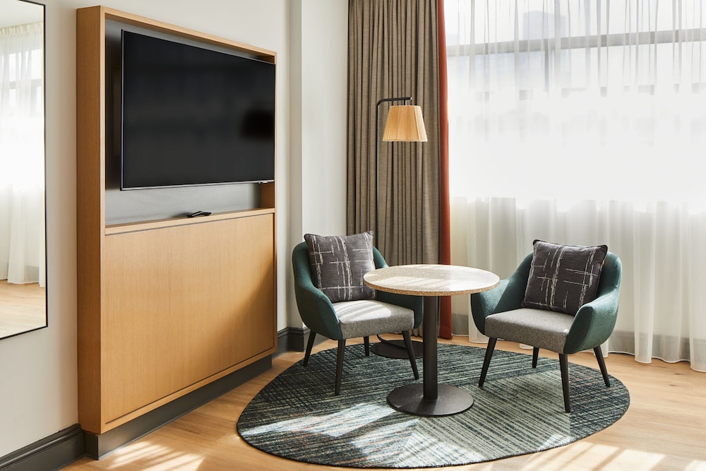 Deluxe Family Room, 1 King and 1 Queen photo 3