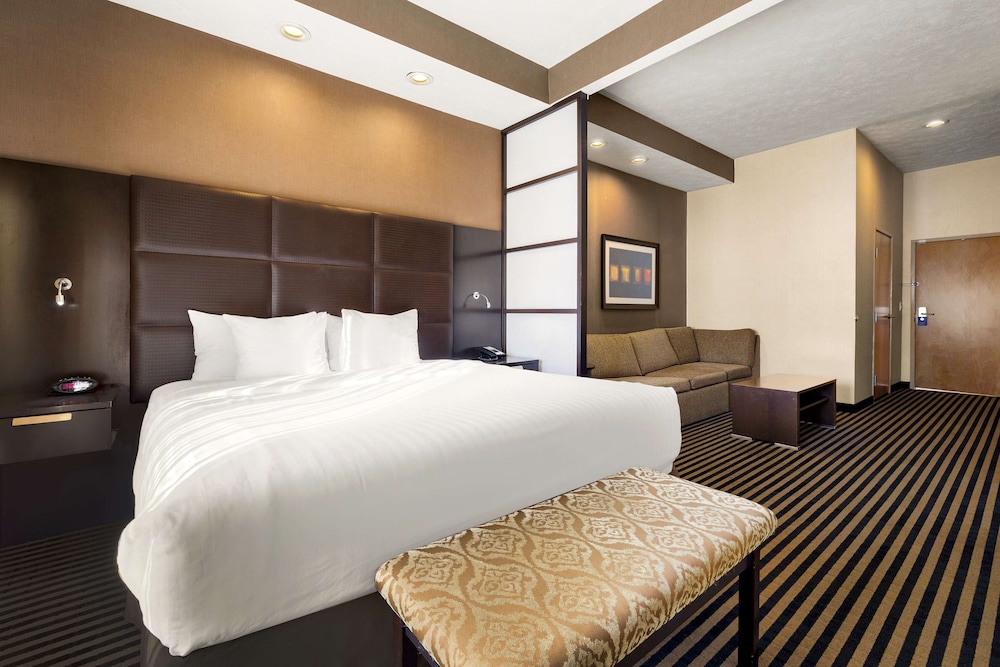 Suite, 1 King Bed - Photo 1