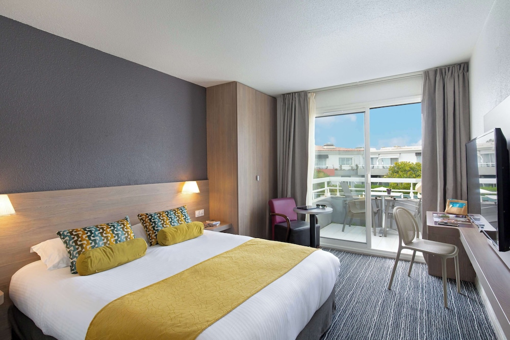 Comfort Room, 1 Queen Bed, Terrace, Poolside - Photo 1