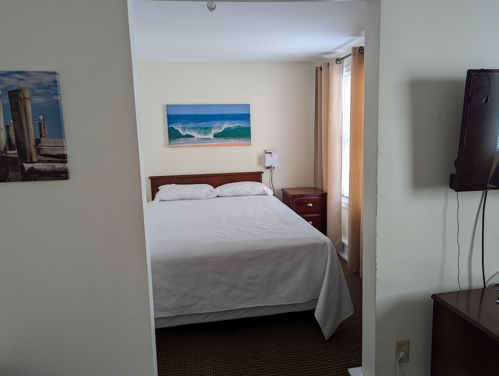 Standard Two Queen beds (no view, no balcony) photo 2