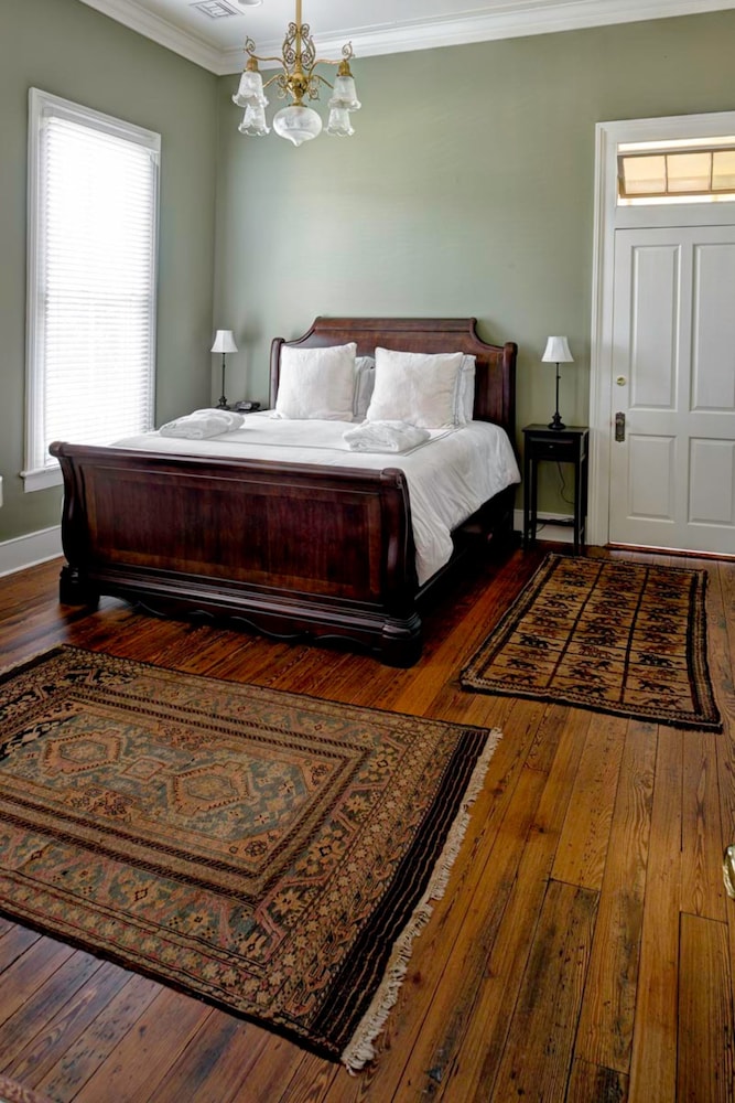 Classic Cottage, Multiple Bedrooms (Blakely Cottage)