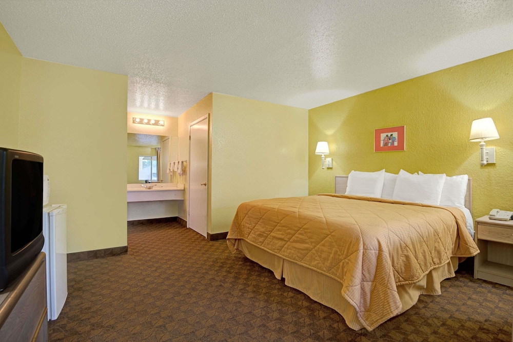 Room, 1 King Bed, Smoking photo 1
