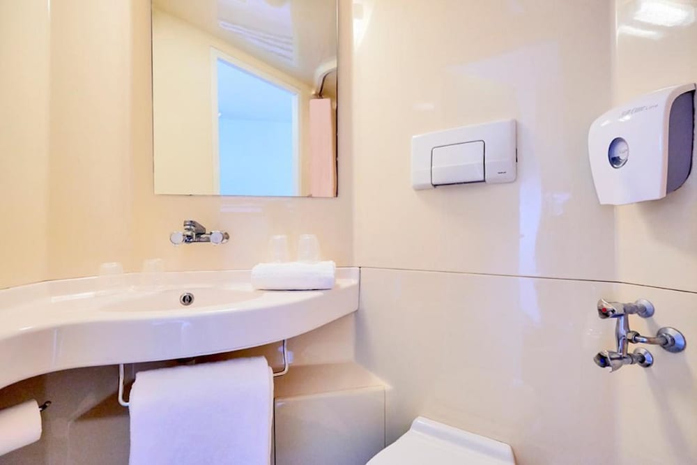 Standard Room, Multiple Beds (1 Double and 1 Single bed) - Photo 7