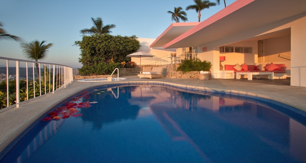 Master Suite with jacuzzi and pool - Photo 1