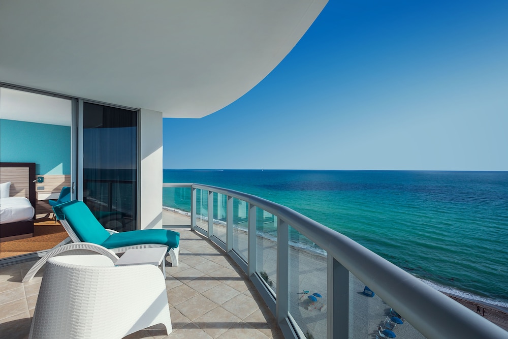 Deluxe One Bedroom Oceanfront Suite - Photo 1
