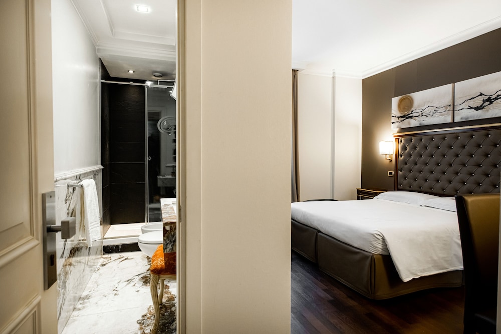 Standard Double or Twin Room - Photo 9