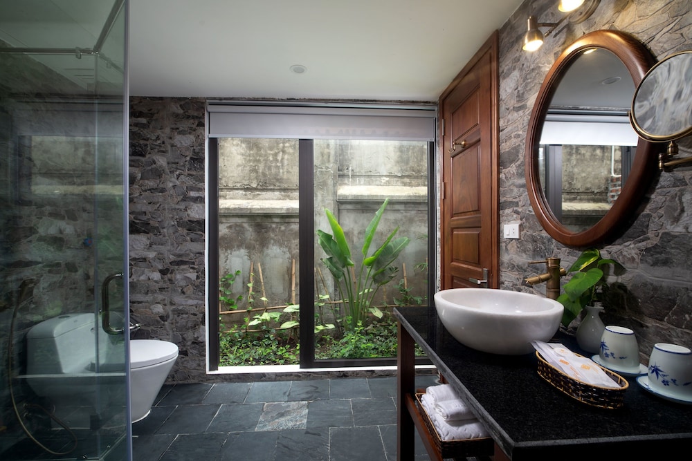 King Room, Pool View - Photo 13