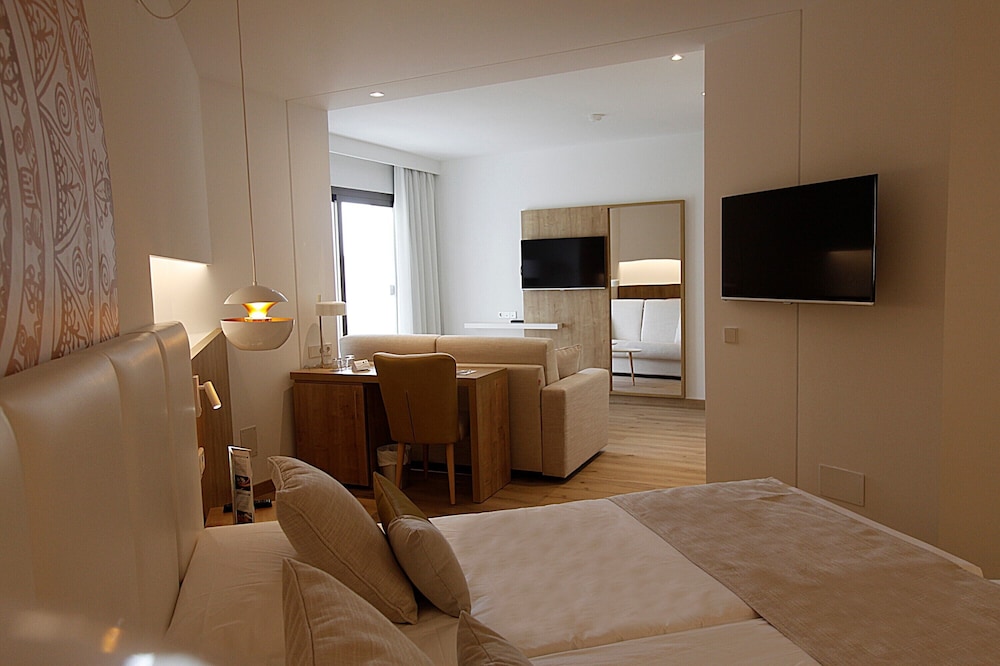 Premium Suite, Jetted Tub (1) photo 3