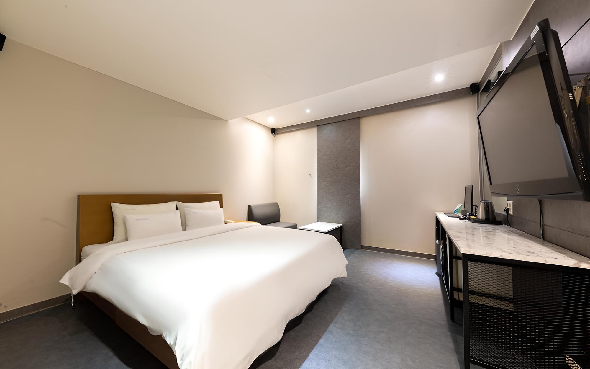 Room (Standard (Netflix and Apple TV King B) - Photo 2