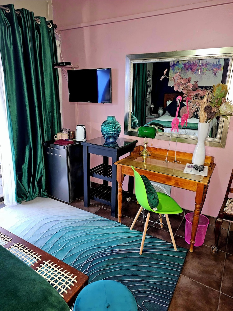 Classic Double Room, 1 Bedroom, Courtyard View (Purple Plum) photo 3