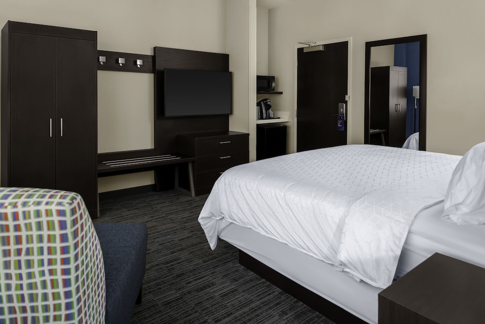 Standard Room, 1 King Bed, Accessible (Accessible Tub) photo 2