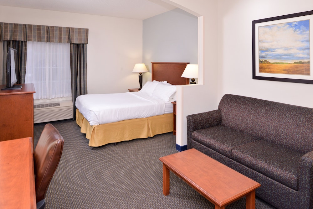 Suite, 1 King Bed with Sofa bed photo 2