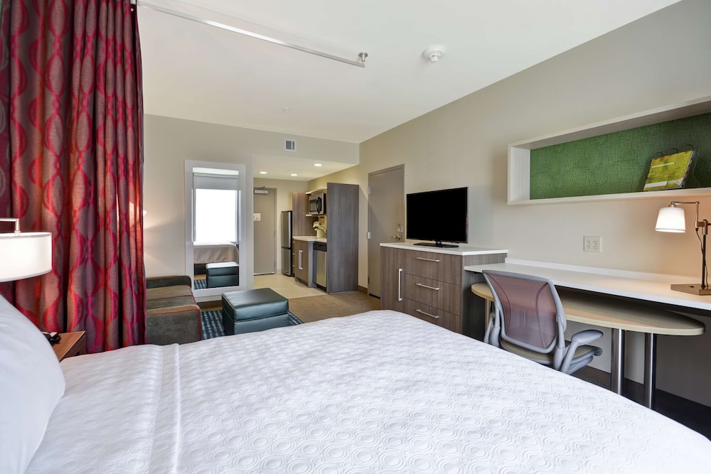 Studio, 1 Queen Bed, Accessible, Bathtub photo 3