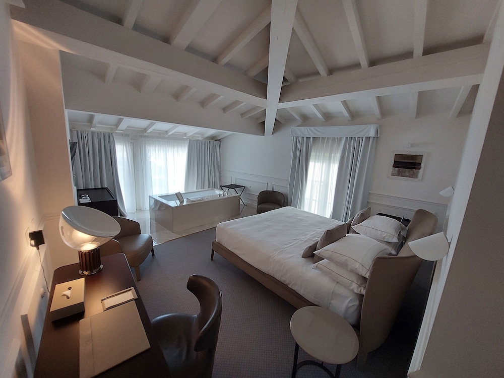 Junior Suite, Bathtub, Garden View