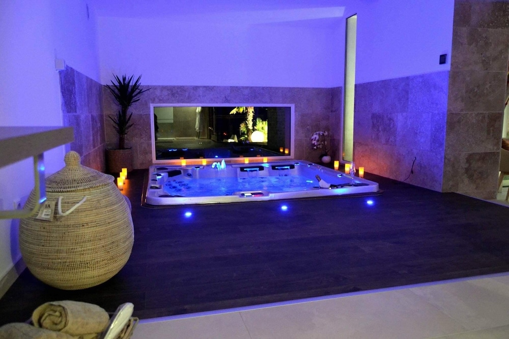 Suite, Jetted Tub photo 2