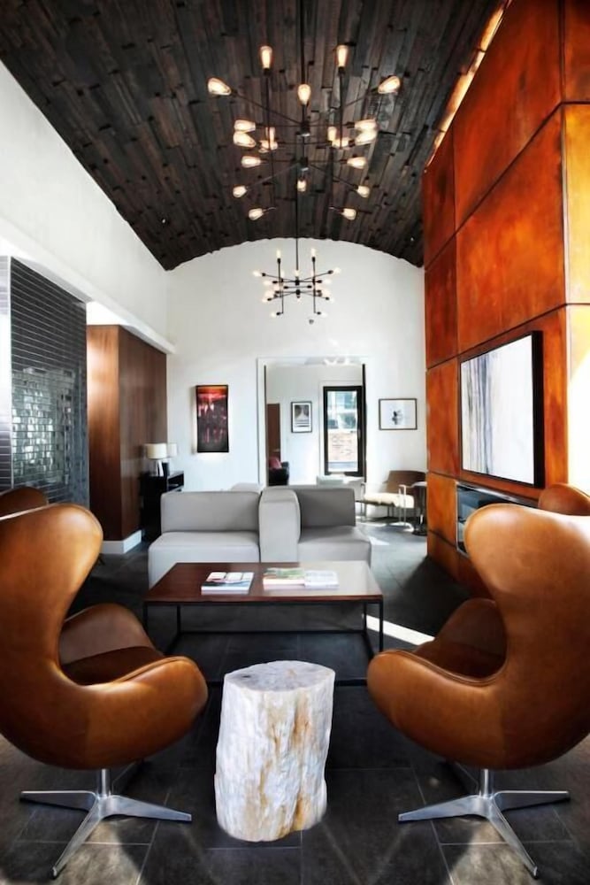 2-Bedroom Luxury Penthouse Apartment - City View