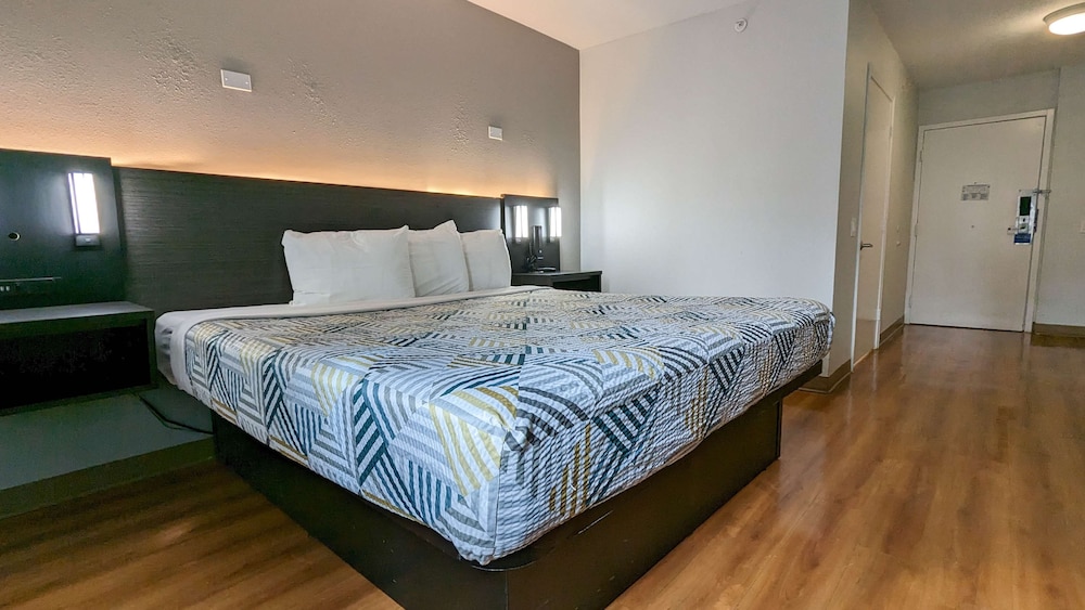 Premium Room, 1 Queen Bed, Accessible, Non Smoking photo 2