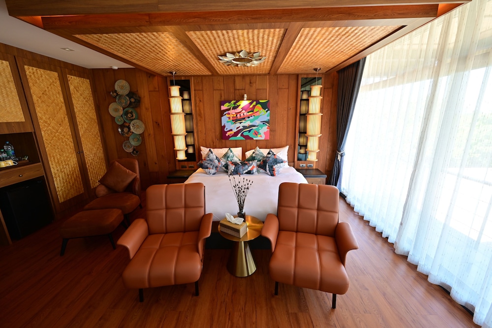 Suite, 1 King Bed with Sofa bed, Accessible, Non Smoking - Photo 3