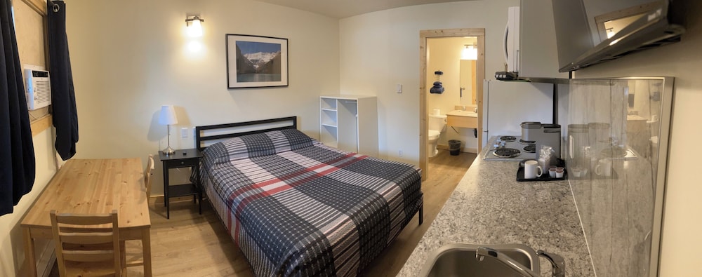 Single Room, 1 Queen Bed, Kitchen photo 2
