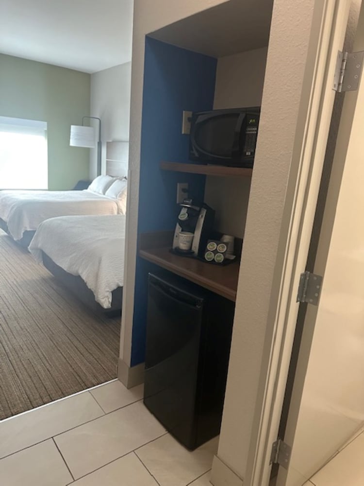 Standard Room, 2 Queen Beds - Photo 6