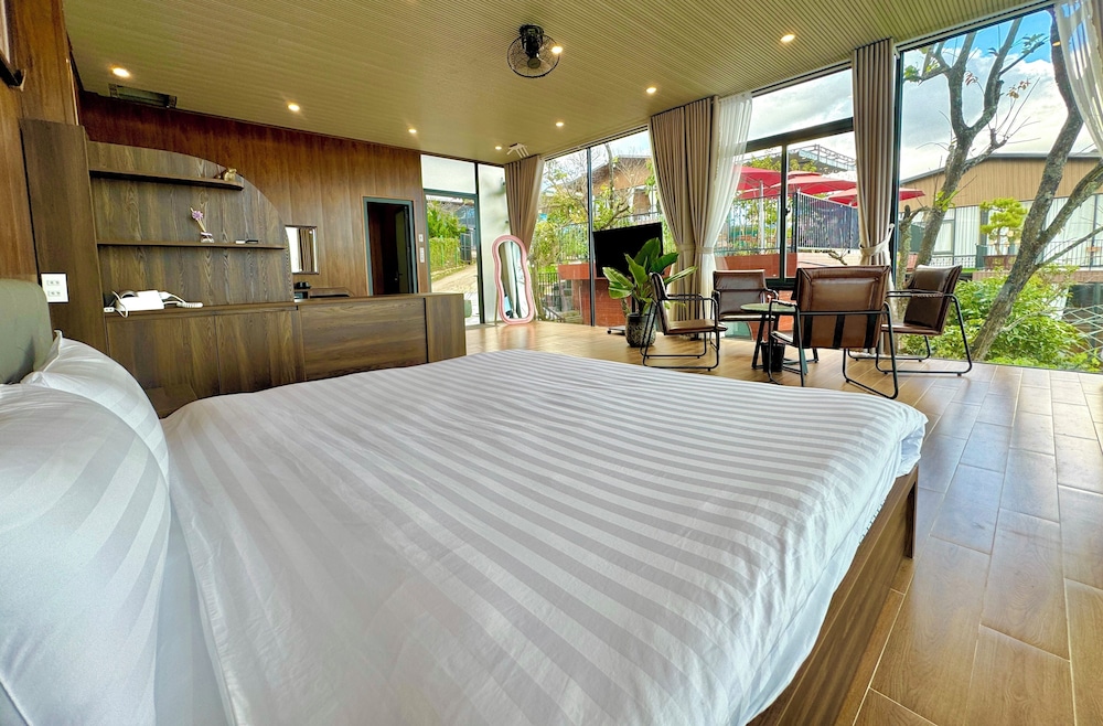 Grand Suite, 1 King Bed with Sofa bed, Jetted Tub photo 3