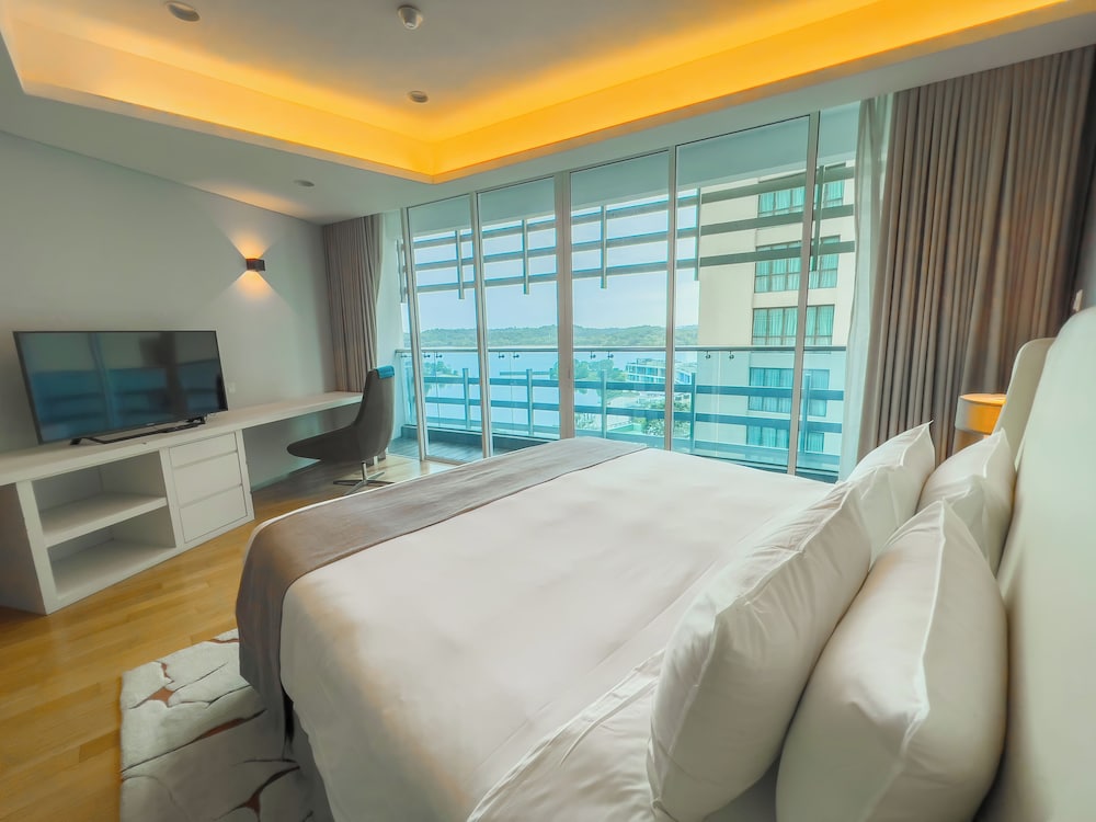 WATERFRONT SIGNATURE 3 BEDROOM photo 2